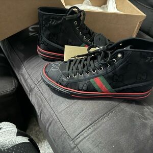 Gucci Men’s shoes size 45 perfect condition.